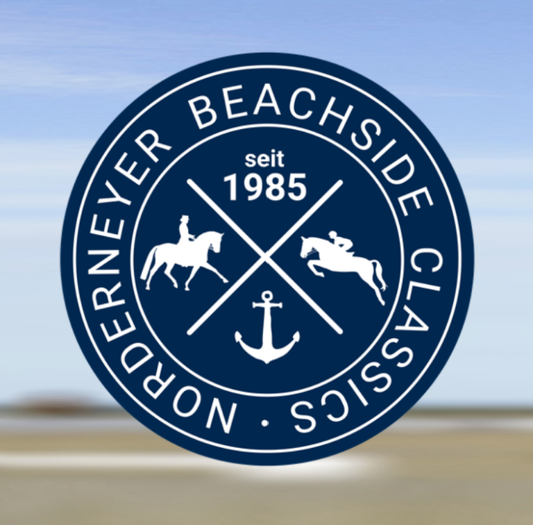Das offizielle Logo der Norderney Beachside Classics zeigt die Silhouetten von einem Dressur- und einem Springreiter, sowie die eines Ankers. Zudem ist der Schriftzug "seit 1985" zu lesen